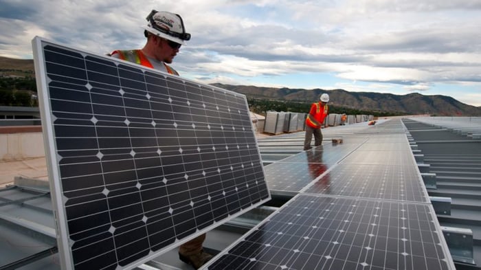 sm-Installing_Solar_Panels_7336033672-777x437