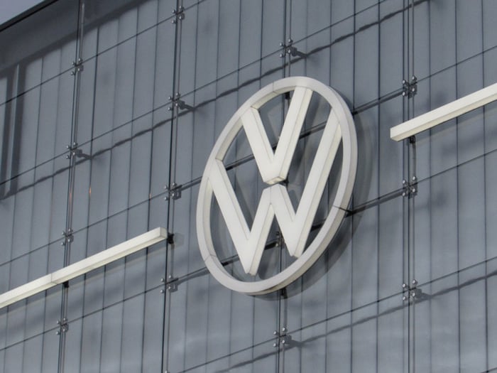 vw-logo-wall
